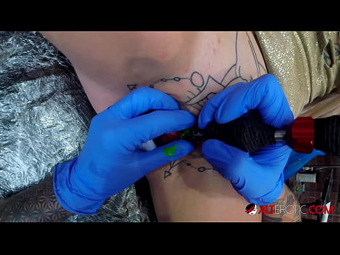 ❤️ Keçika pir tattookirî Sully Savage tattooek li ser klîtorê xwe kir. ️❌ Sex li ku.pornoboden.ru ❌❤